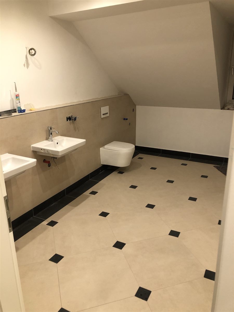Waschtische und WC im fertigen Bad