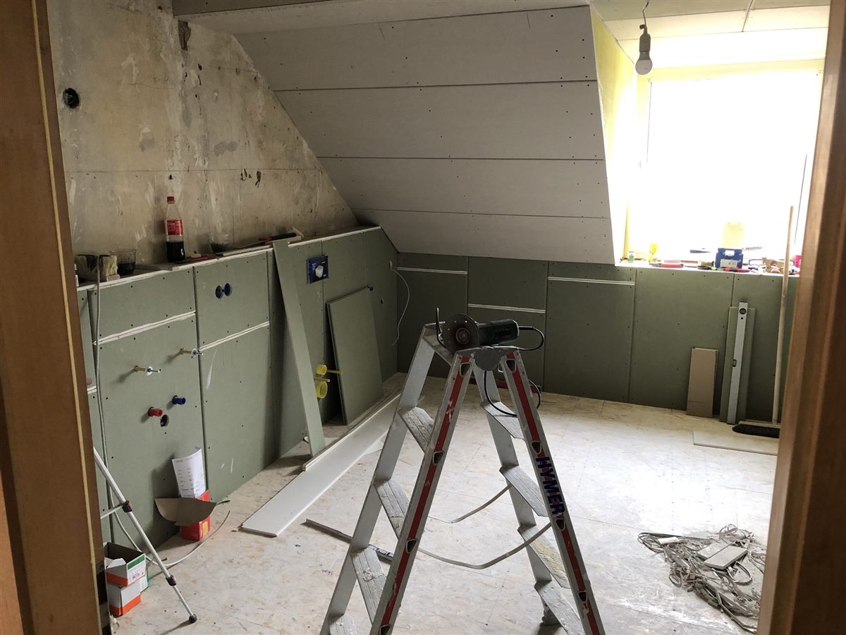Neuer Trockenbau unter der Dachschräge
