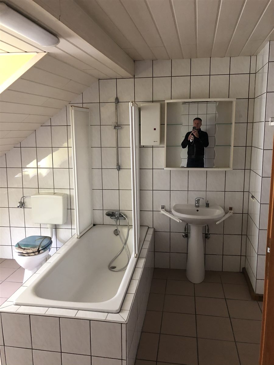 Dachgeschossbad vor der Sanierung, zweite Ansicht