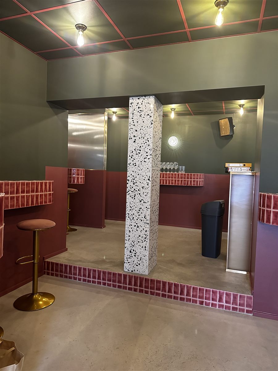 Terrazzo-Säule und Tresen der fertigen Bar