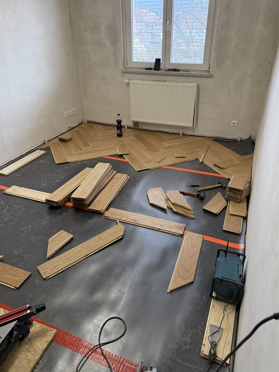 Verlegung des neuen Fischgrätenparketts