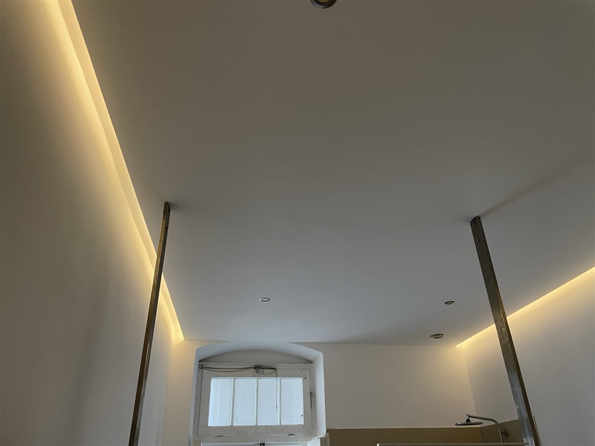 Abgehängte Decke mit ambienter Beleuchtung