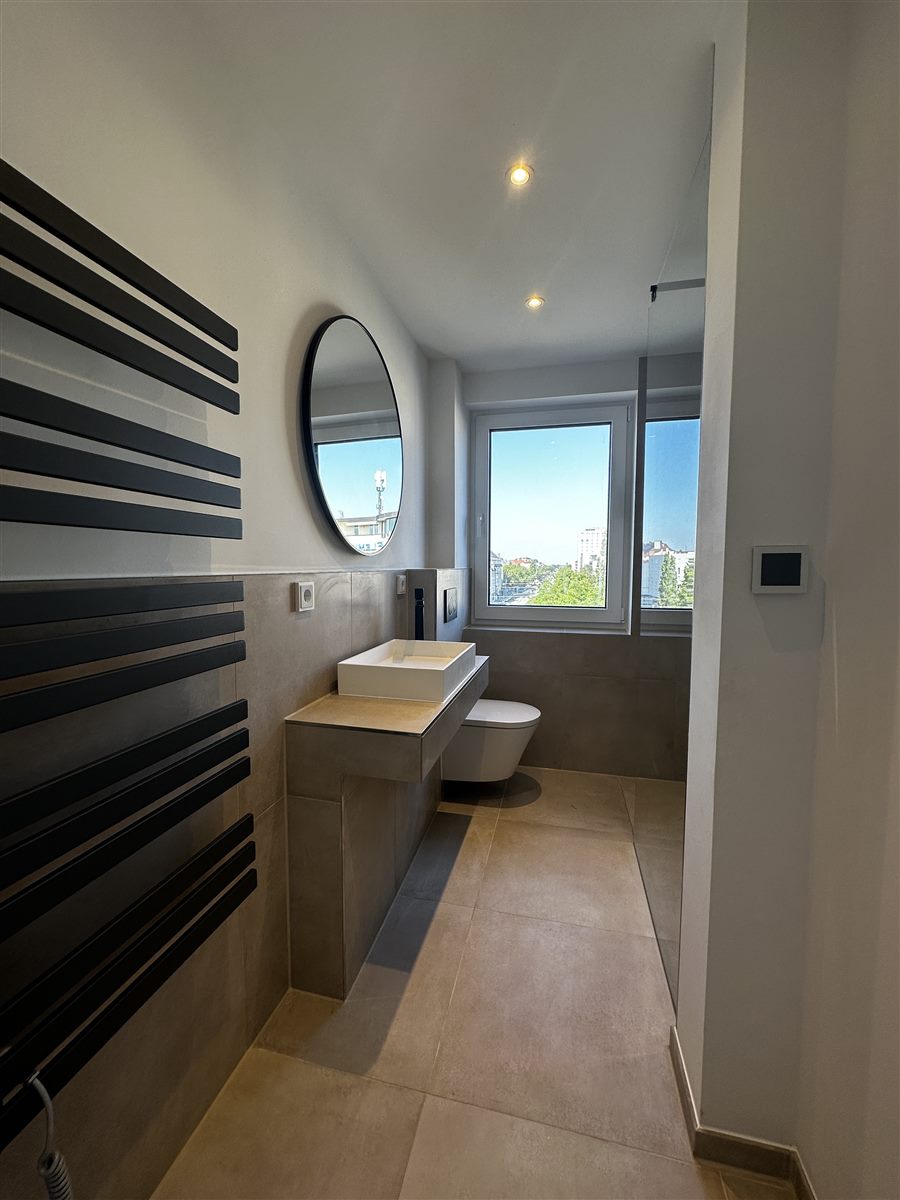 Blick zur bodengleichen Dusche