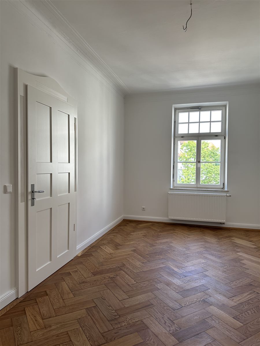 Fertiges Zimmer mit Stuck und Fischgrätenparkett