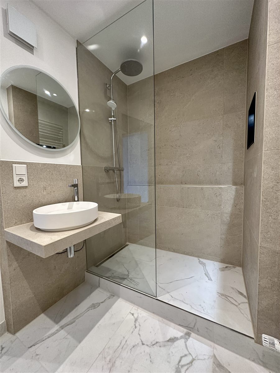 Das fertige Badezimmer mit bodengleicher Dusche